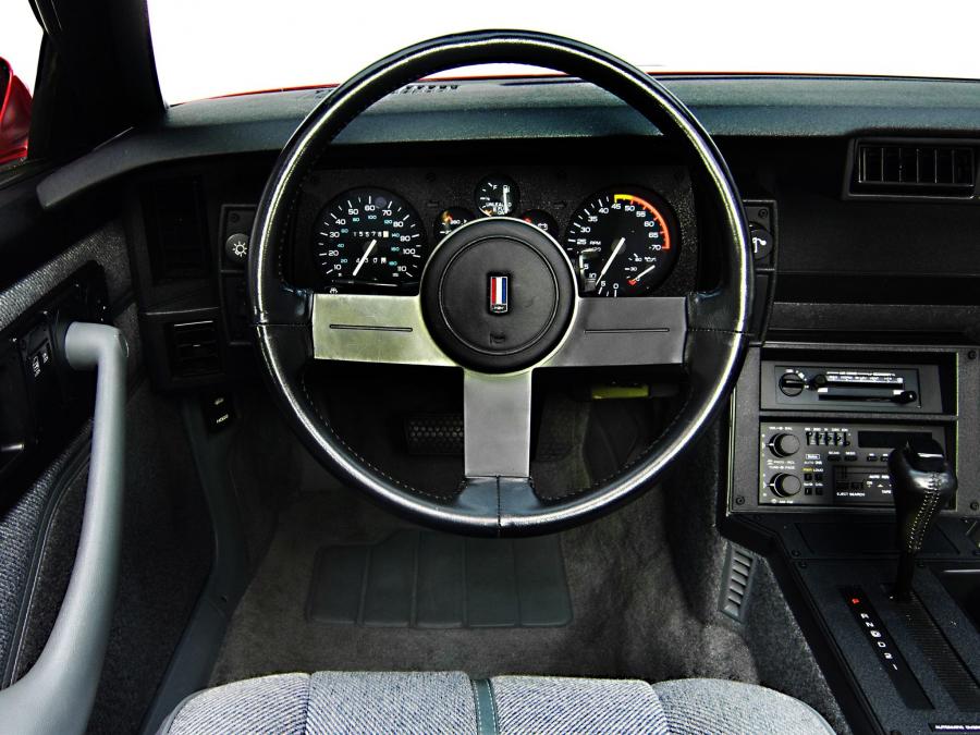  Chevrolet Camaro Z28 Iroc-Z Convertible 1987 года  (фото 4 из 16)